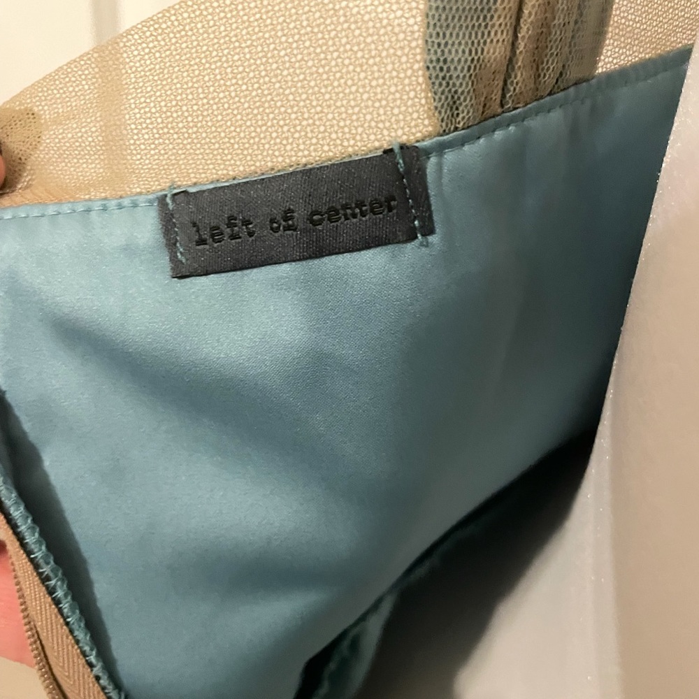 Left of Center Vintage Anthropologie
Worn Three Times
Teal/Gold Dress.
Size 4. - Picture 5 of 11